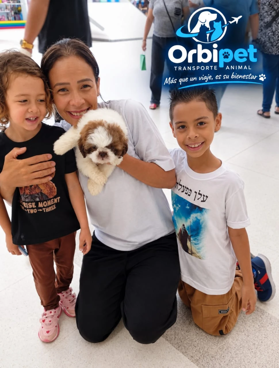Familia feliz con su cachorro entregado por Orbipet