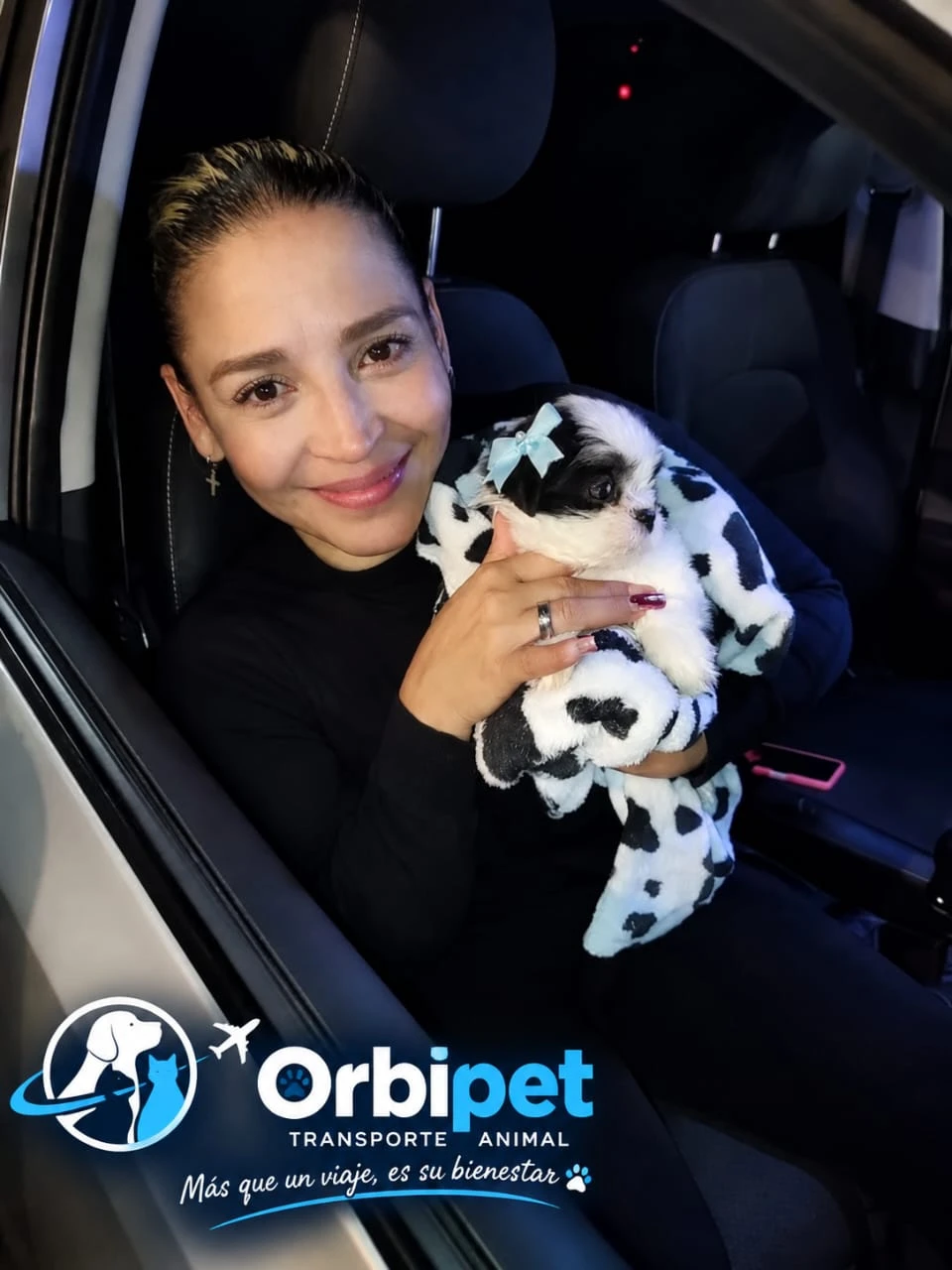 Clienta de Orbipet con su cachorro en el vehículo